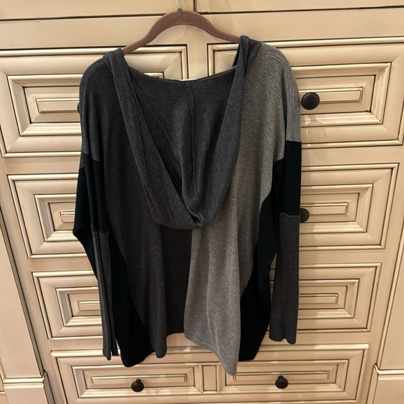 Colorblock V-Neck Sweater - Picture 6 of 6